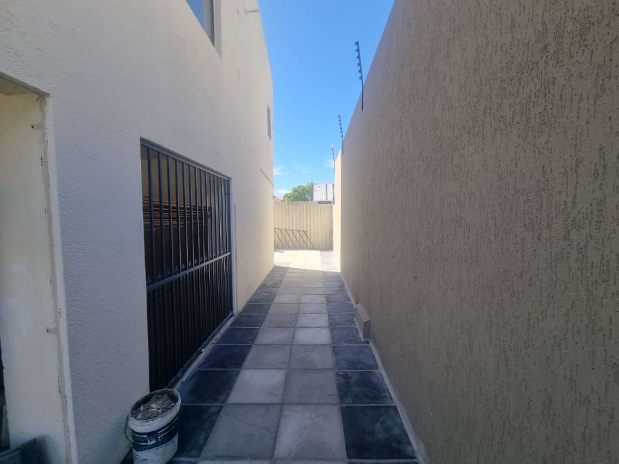 To Let 3 Bedroom Property for Rent in Wynberg Western Cape